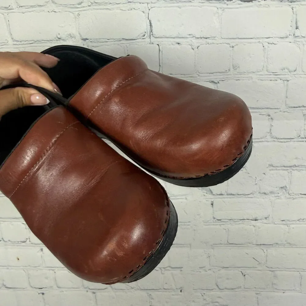 Lands End Clogs Women’s Size 8 US Red Oil Leather Nurse Slip On Shoes